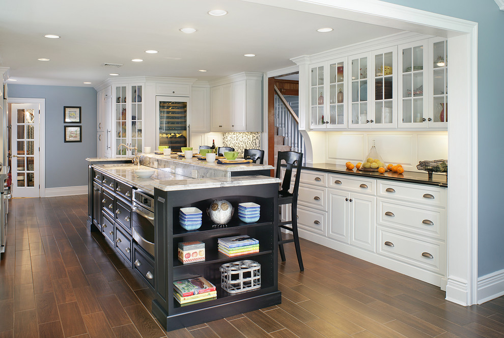 Example of a trendy kitchen design in Huntington