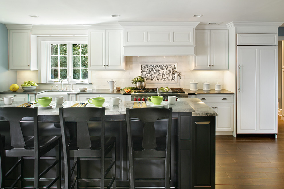 This is an example of a contemporary kitchen in Huntington.