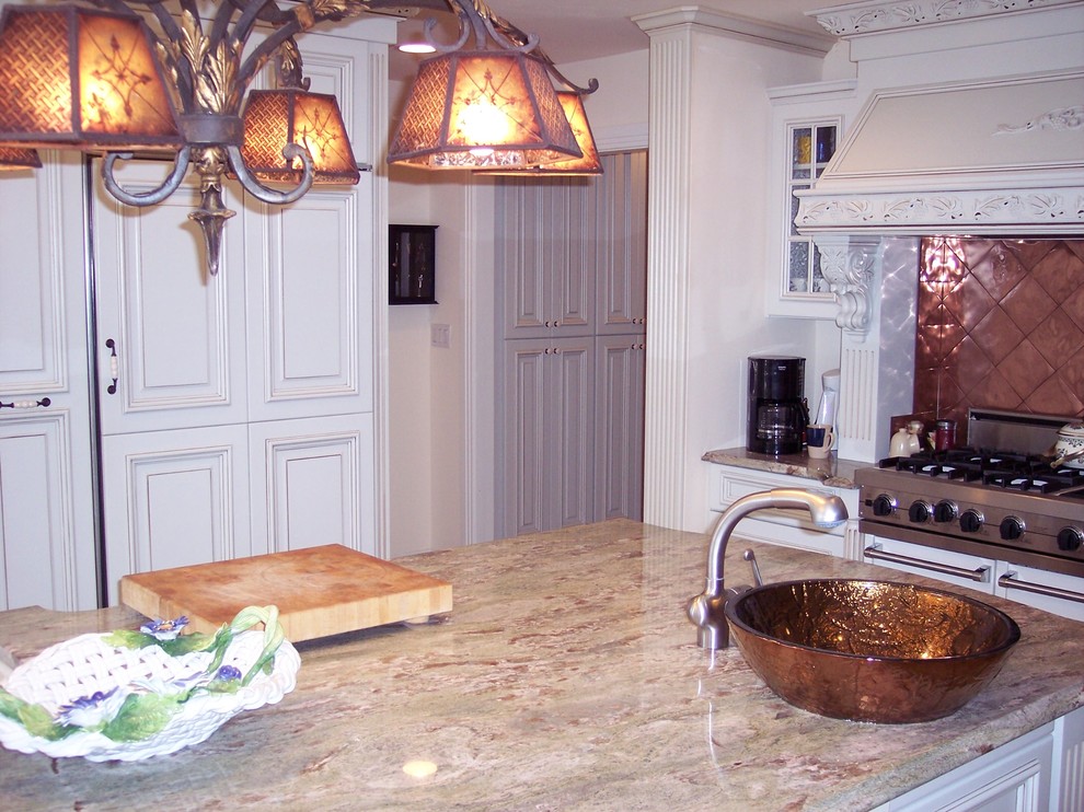 Exempel på ett stort klassiskt kök, med en enkel diskho, luckor med upphöjd panel, vita skåp, granitbänkskiva, orange stänkskydd, stänkskydd i metallkakel, rostfria vitvaror, klinkergolv i porslin och en köksö
