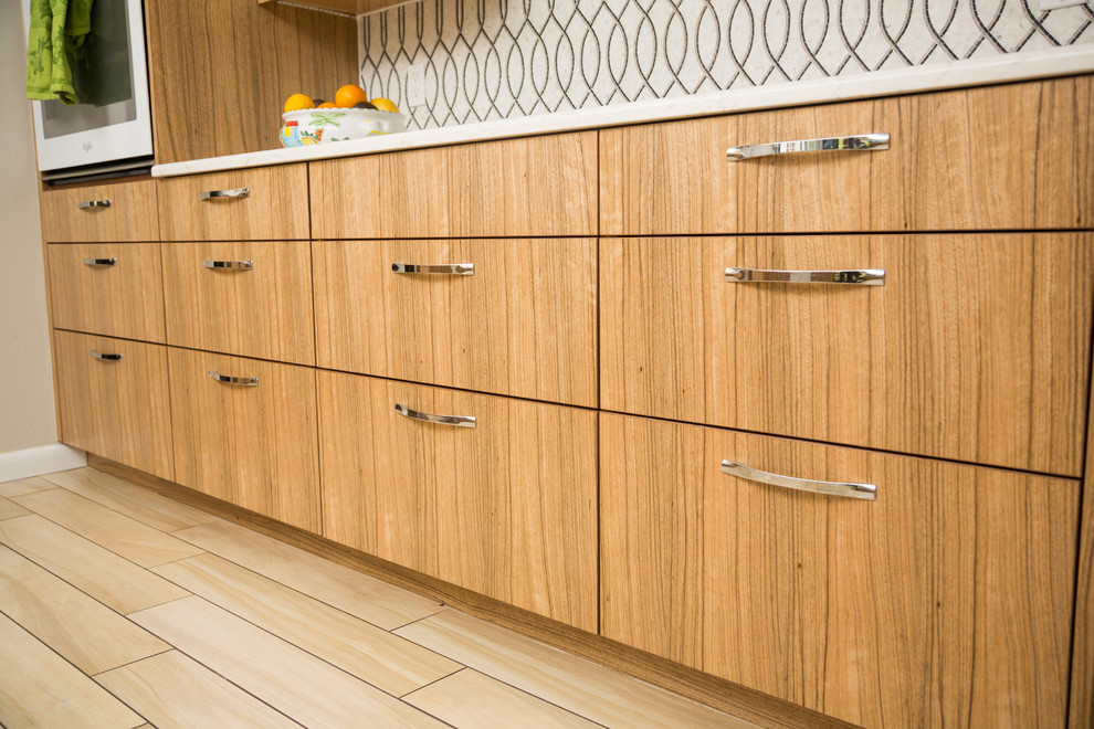Exempel på ett mellanstort modernt kök, med en undermonterad diskho, släta luckor, bruna skåp, bänkskiva i koppar, flerfärgad stänkskydd, stänkskydd i keramik, vita vitvaror, ljust trägolv och brunt golv