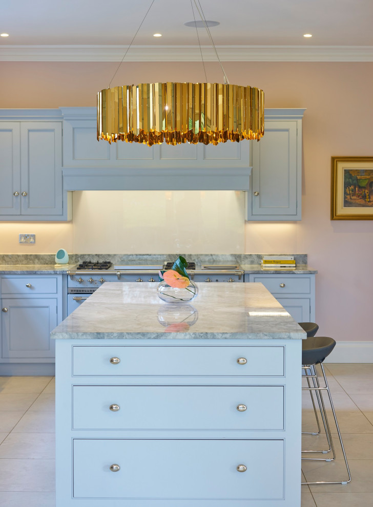 Foto di una cucina contemporanea di medie dimensioni con lavello stile country, ante a filo, ante blu, top in quarzite e top grigio