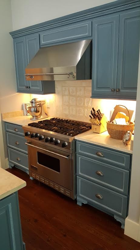 Exempel på ett stort lantligt beige beige l-kök, med en rustik diskho, luckor med upphöjd panel, blå skåp, beige stänkskydd, rostfria vitvaror, mellanmörkt trägolv, en köksö och brunt golv