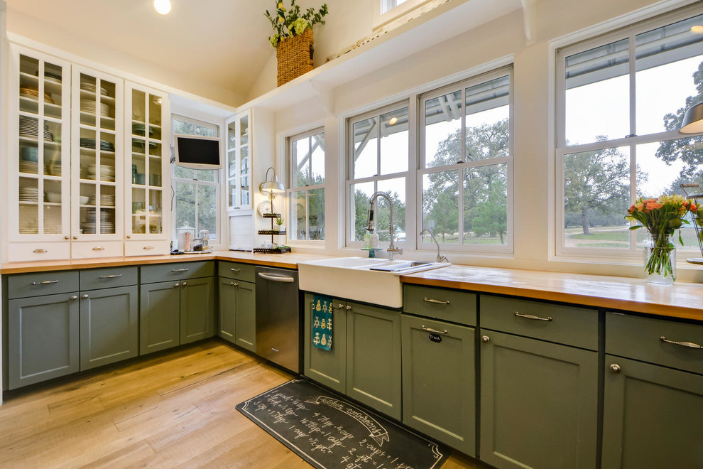 This is an example of a farmhouse kitchen in Austin.