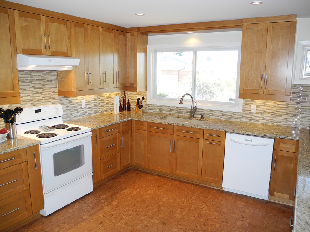Exempel på ett stort modernt kök, med en undermonterad diskho, luckor med lamellpanel, skåp i mellenmörkt trä, granitbänkskiva, grått stänkskydd, stänkskydd i glaskakel, vita vitvaror, korkgolv och en halv köksö