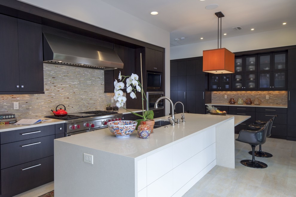 Moderne Wohnküche mit Doppelwaschbecken, flächenbündigen Schrankfronten, dunklen Holzschränken, bunter Rückwand, Rückwand aus Stäbchenfliesen, Küchengeräten aus Edelstahl und Kücheninsel in Orlando