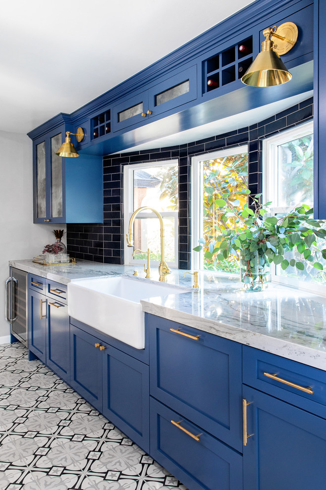 サンディエゴにある高級な小さなモダンスタイルのおしゃれなキッチン (エプロンフロントシンク、シェーカースタイル扉のキャビネット、青いキャビネット、珪岩カウンター、青いキッチンパネル、セラミックタイルのキッチンパネル、シルバーの調理設備、セメントタイルの床、グレーの床、グレーのキッチンカウンター) の写真