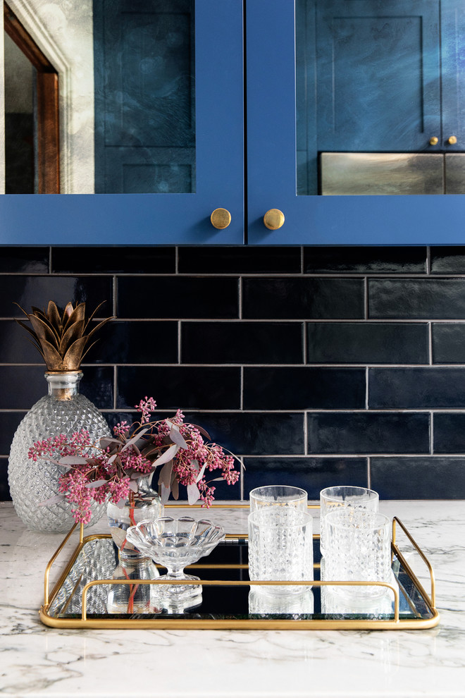 Esempio di una piccola cucina parallela minimalista con lavello stile country, ante in stile shaker, ante blu, top in quarzite, paraspruzzi blu, paraspruzzi con piastrelle in ceramica, elettrodomestici in acciaio inossidabile, pavimento in cementine, pavimento grigio e top grigio