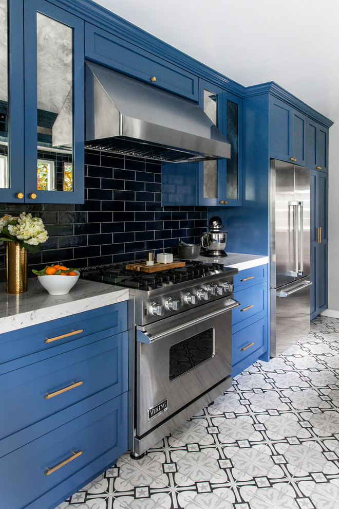 Идея дизайна: маленькая параллельная кухня в стиле модернизм с с полувстраиваемой мойкой (с передним бортиком), фасадами в стиле шейкер, синими фасадами, столешницей из кварцита, синим фартуком, фартуком из керамической плитки, техникой из нержавеющей стали, полом из цементной плитки, серым полом и серой столешницей для на участке и в саду