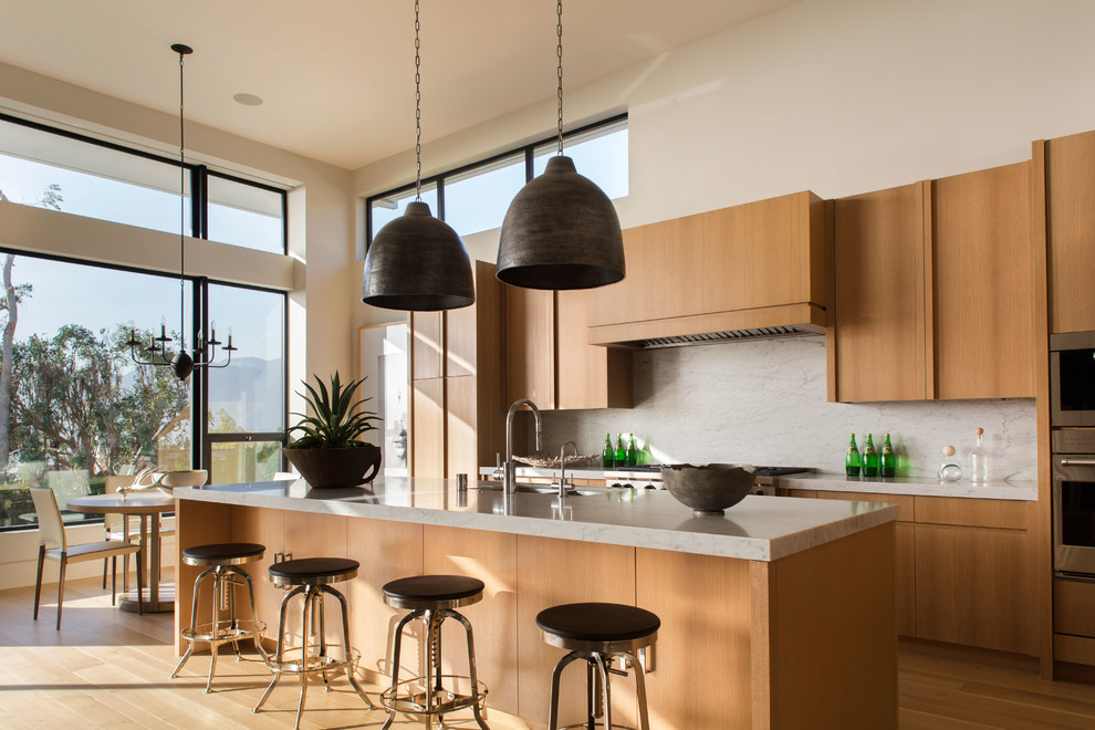 Geräumige Moderne Wohnküche mit Kücheninsel in Los Angeles
