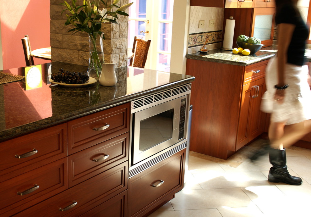 Foto di una cucina classica di medie dimensioni con ante in stile shaker, ante in legno scuro, top in granito e elettrodomestici in acciaio inossidabile