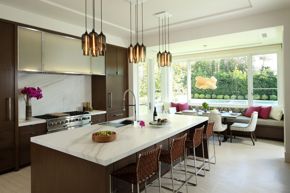 Foto di una cucina minimal con lavello sottopiano, ante lisce, ante in legno bruno, paraspruzzi bianco e elettrodomestici in acciaio inossidabile