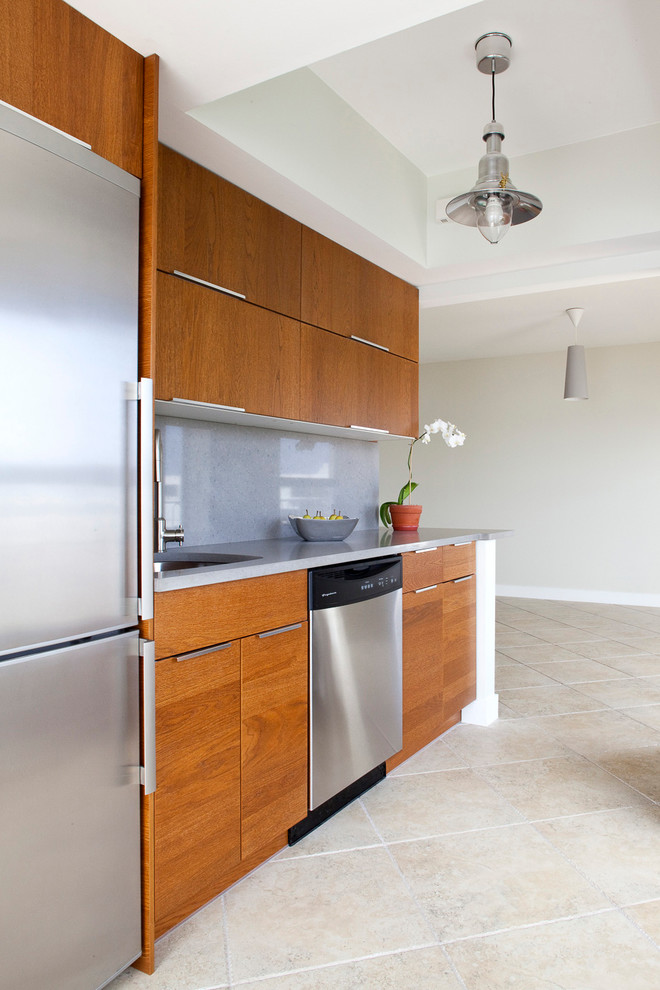 Foto på ett litet funkis kök, med en undermonterad diskho, släta luckor, skåp i mellenmörkt trä, bänkskiva i kvarts, grått stänkskydd, rostfria vitvaror och klinkergolv i keramik