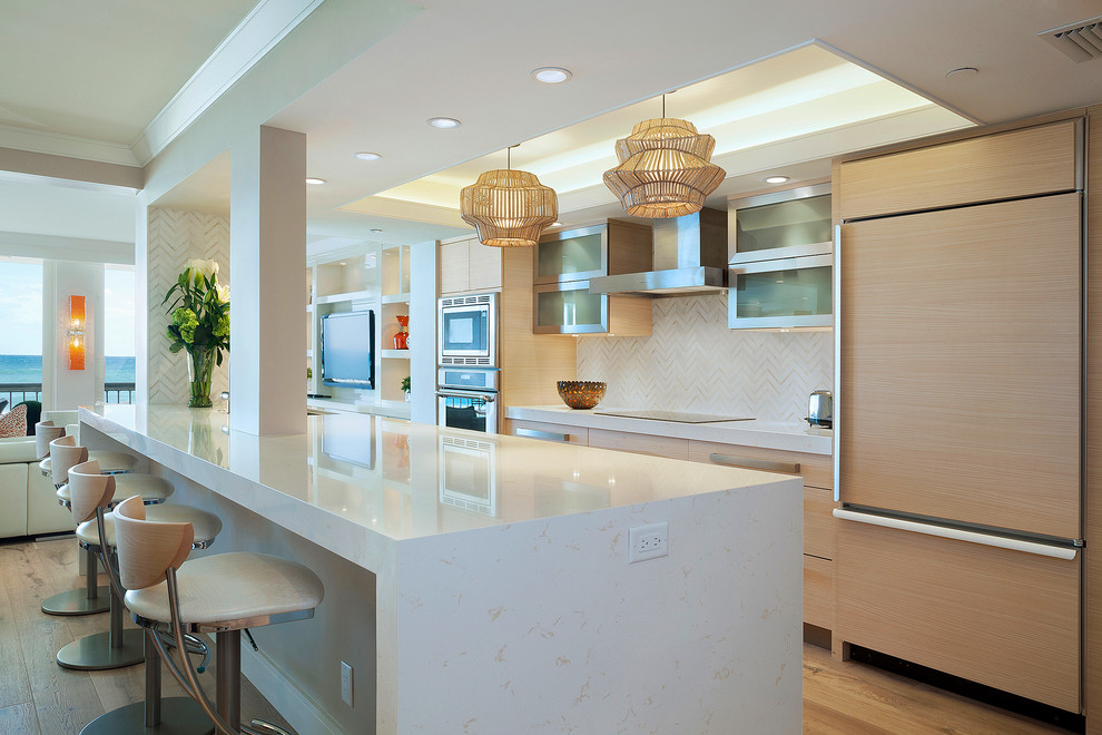 Idéer för ett mellanstort modernt beige linjärt kök med öppen planlösning, med en undermonterad diskho, släta luckor, skåp i mellenmörkt trä, marmorbänkskiva, beige stänkskydd, rostfria vitvaror, mellanmörkt trägolv, en köksö, brunt golv och stänkskydd i marmor