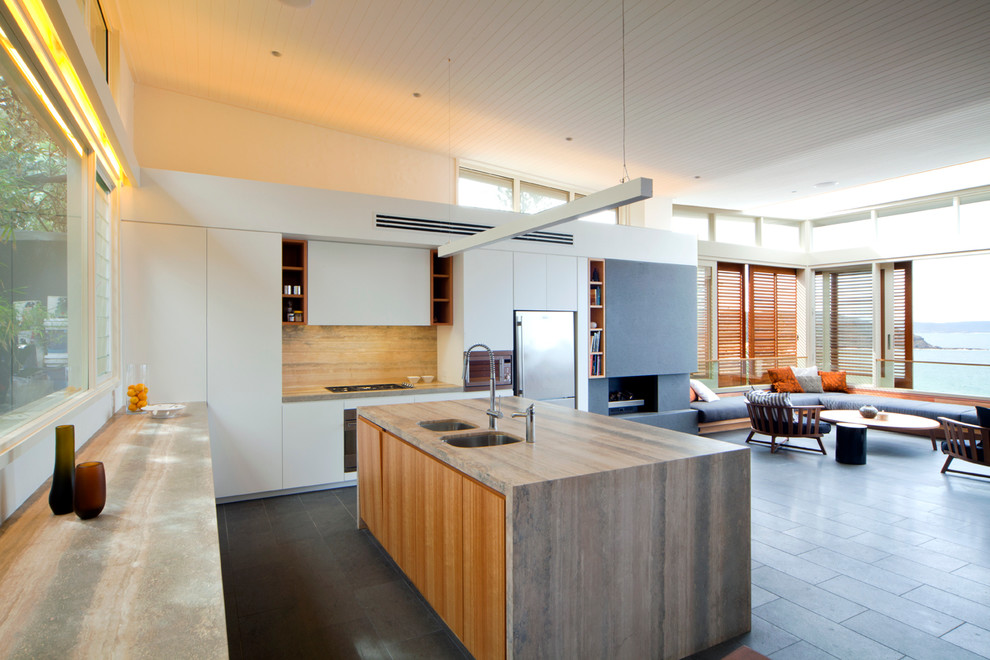 Offene Moderne Küche mit flächenbündigen Schrankfronten, weißen Schränken und Kücheninsel in Sydney