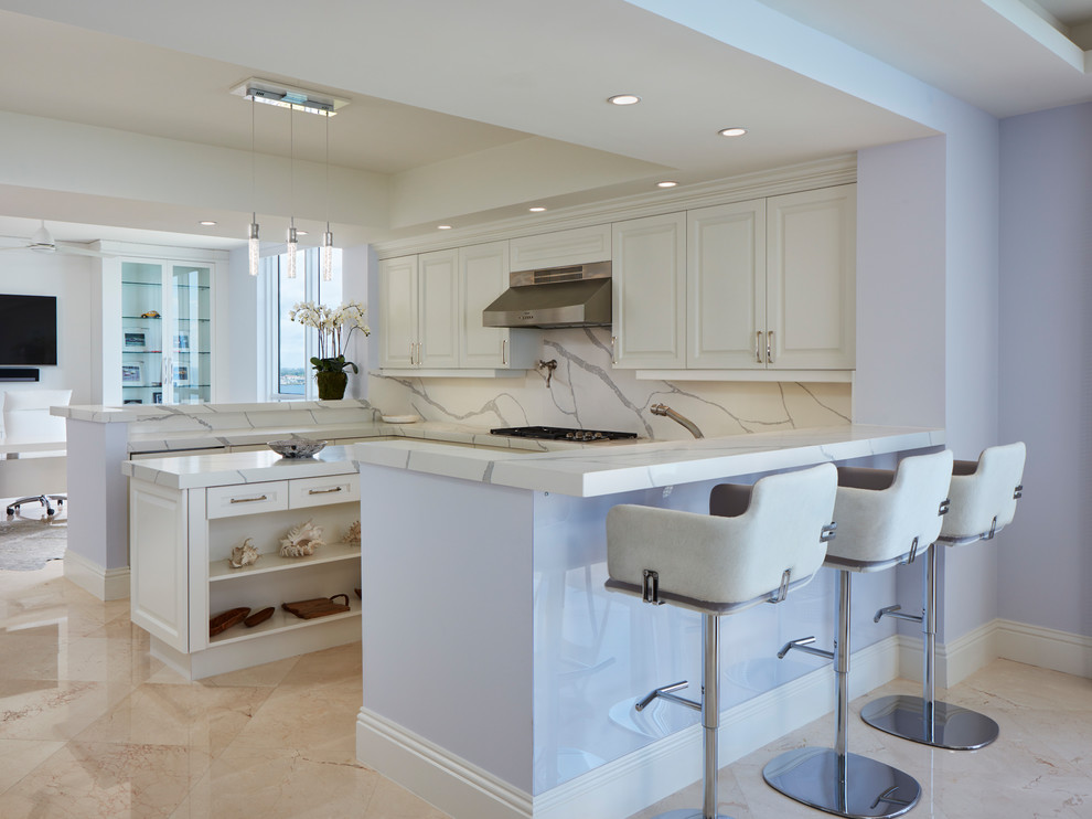 Idee per una grande cucina minimalista con pavimento in marmo, pavimento beige, ante con bugna sagomata, ante bianche, top in marmo, paraspruzzi bianco, paraspruzzi in marmo e elettrodomestici in acciaio inossidabile