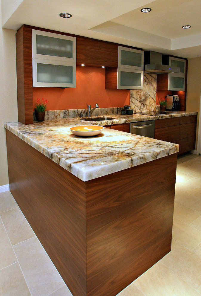 Exempel på ett litet modernt kök, med en undermonterad diskho, släta luckor, skåp i mellenmörkt trä, bänkskiva i kvartsit, orange stänkskydd, stänkskydd i sten, rostfria vitvaror, klinkergolv i porslin, en halv köksö och beiget golv