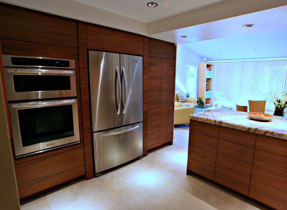Inspiration för små moderna kök, med en undermonterad diskho, släta luckor, skåp i mellenmörkt trä, bänkskiva i kvartsit, orange stänkskydd, stänkskydd i sten, rostfria vitvaror, klinkergolv i porslin, en halv köksö och beiget golv
