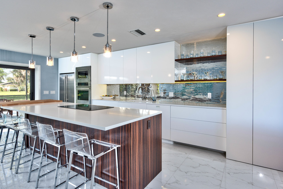 Inredning av ett modernt mellanstort vit linjärt vitt kök med öppen planlösning, med en undermonterad diskho, släta luckor, vita skåp, bänkskiva i koppar, stänkskydd med metallisk yta, stänkskydd i metallkakel, rostfria vitvaror, marmorgolv, en köksö och grått golv