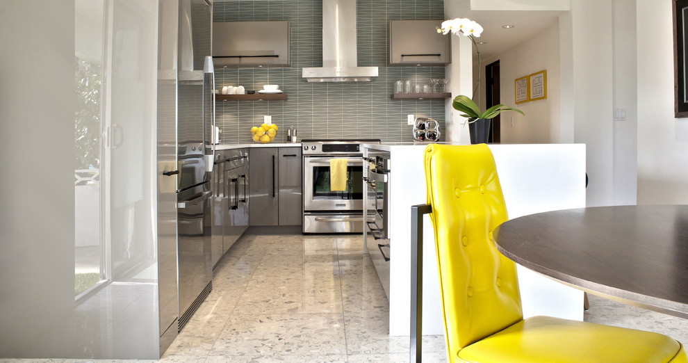 Immagine di una cucina minimalista di medie dimensioni con lavello sottopiano, ante lisce, ante grigie, top in quarzo composito, paraspruzzi blu, paraspruzzi con piastrelle di vetro, elettrodomestici in acciaio inossidabile e pavimento in marmo