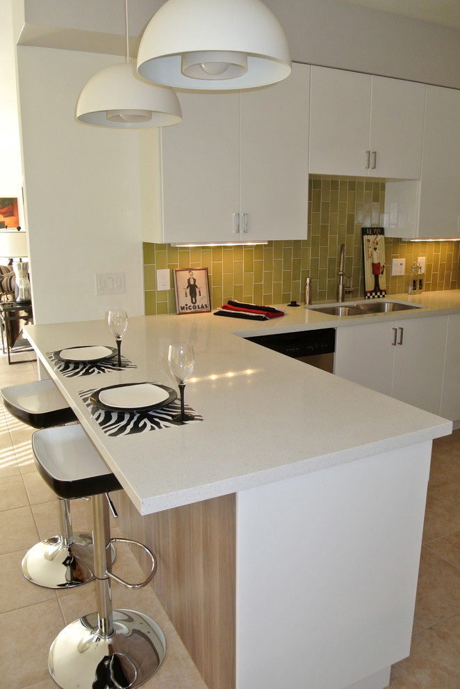 Mittelgroße Moderne Küche in L-Form mit flächenbündigen Schrankfronten, Rückwand aus Keramikfliesen, Unterbauwaschbecken und Porzellan-Bodenfliesen in Sonstige
