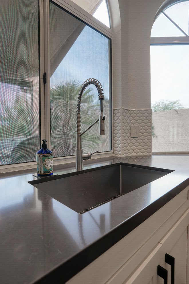 Exempel på ett mellanstort modernt grå grått kök, med en undermonterad diskho, skåp i shakerstil, vita skåp, vitt stänkskydd, stänkskydd i mosaik, rostfria vitvaror, mellanmörkt trägolv, en köksö och brunt golv