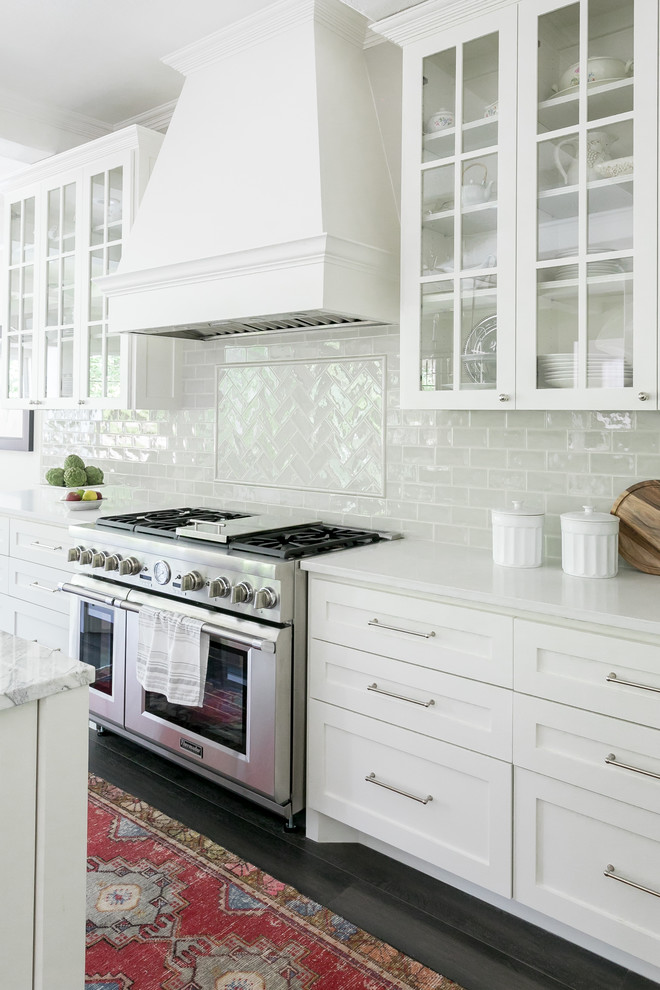 Idéer för att renovera ett mycket stort vintage vit vitt kök, med skåp i shakerstil, vita skåp, marmorbänkskiva, grått stänkskydd och mörkt trägolv
