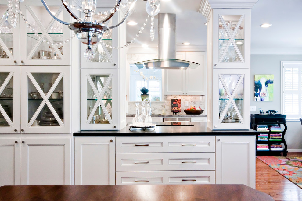 Große Klassische Wohnküche mit Glasfronten, weißen Schränken, Onyx-Arbeitsplatte, Küchenrückwand in Weiß, Rückwand aus Steinfliesen und braunem Holzboden in Sonstige