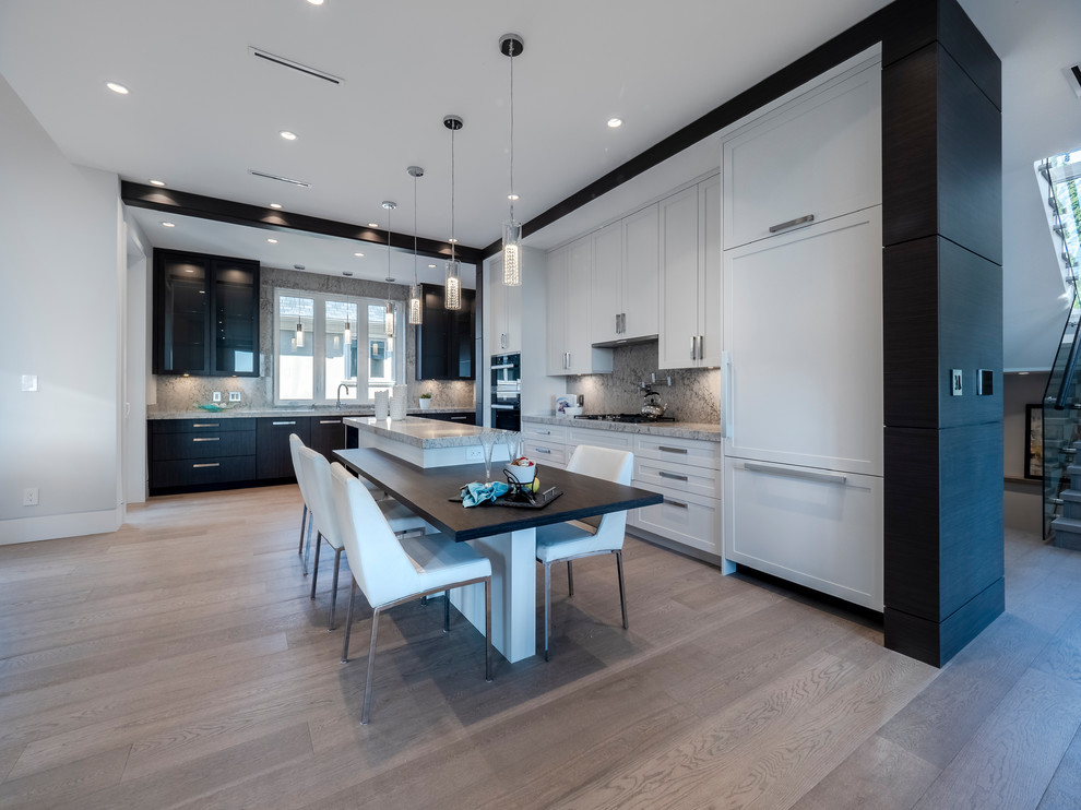 Große Moderne Wohnküche in L-Form mit Schrankfronten im Shaker-Stil, Küchenrückwand in Grau, Rückwand aus Stein, Elektrogeräten mit Frontblende, hellem Holzboden, Kücheninsel, grauem Boden und grauer Arbeitsplatte in Vancouver