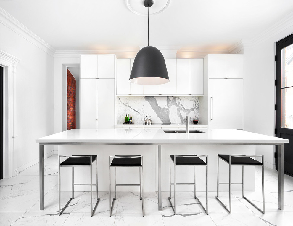 Zweizeilige Skandinavische Küche mit Unterbauwaschbecken, flächenbündigen Schrankfronten, weißen Schränken, Küchenrückwand in Weiß, Elektrogeräten mit Frontblende und Kücheninsel in Toronto