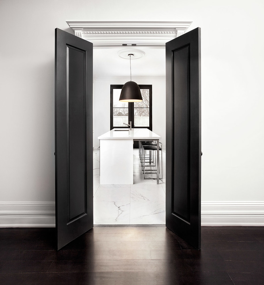 Example of a trendy kitchen design in Toronto