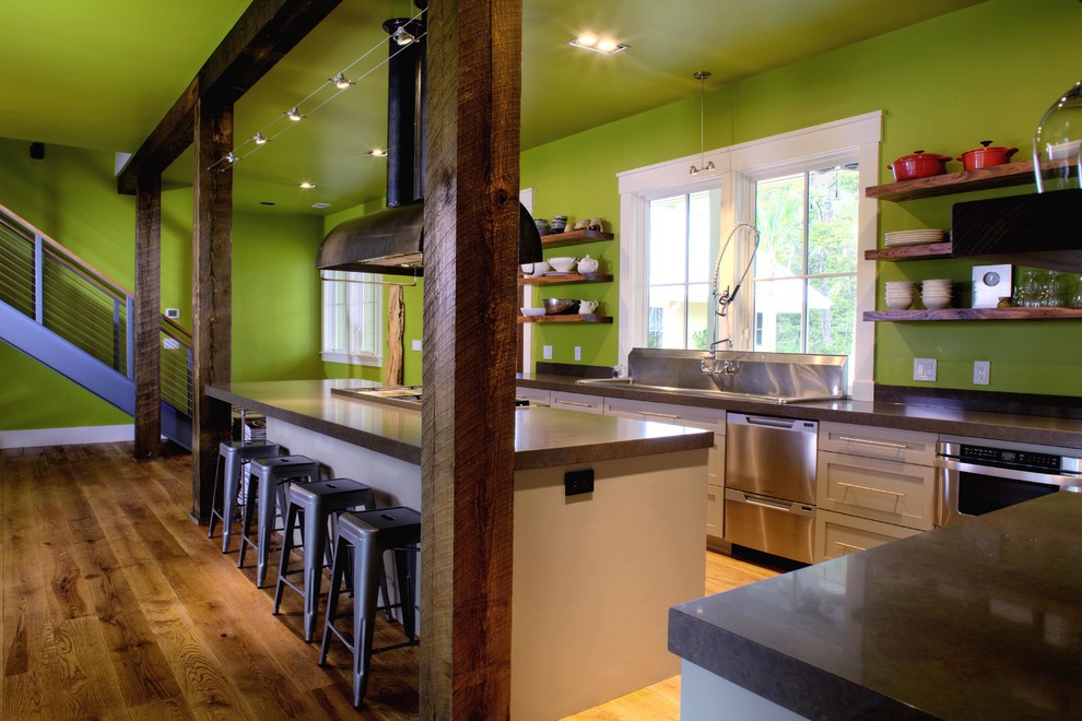 Große Urige Küche in L-Form mit Einbauwaschbecken, offenen Schränken, Betonarbeitsplatte, Küchengeräten aus Edelstahl, braunem Holzboden und Kücheninsel in Atlanta