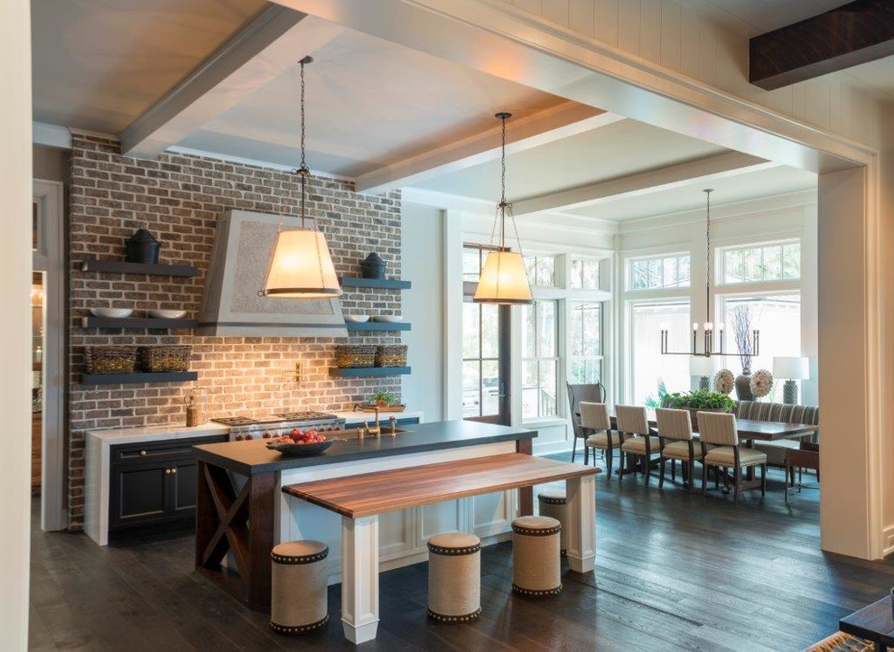 Idéer för att renovera ett mellanstort vintage linjärt kök och matrum, med luckor med infälld panel, vita skåp, brunt stänkskydd, rostfria vitvaror, mörkt trägolv och en köksö
