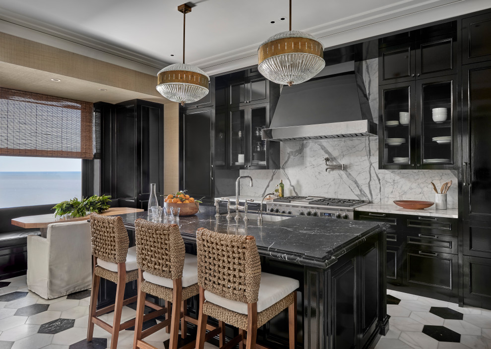 Klassisk inredning av ett stort svart linjärt svart kök och matrum, med svarta skåp, vitt stänkskydd, rostfria vitvaror, en köksö och vitt golv
