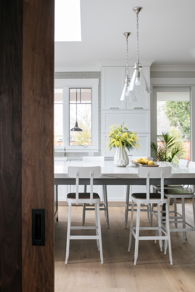 Foto di una sala da pranzo aperta verso la cucina chic di medie dimensioni con parquet chiaro