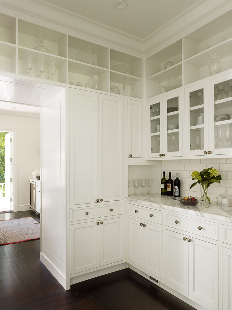 Exempel på ett klassiskt kök, med luckor med infälld panel, vita skåp, marmorbänkskiva, vitt stänkskydd och stänkskydd i tunnelbanekakel