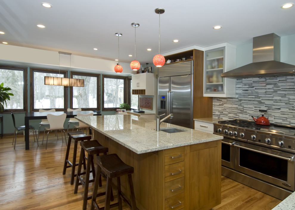 Exempel på ett modernt kök och matrum, med rostfria vitvaror, granitbänkskiva och en enkel diskho