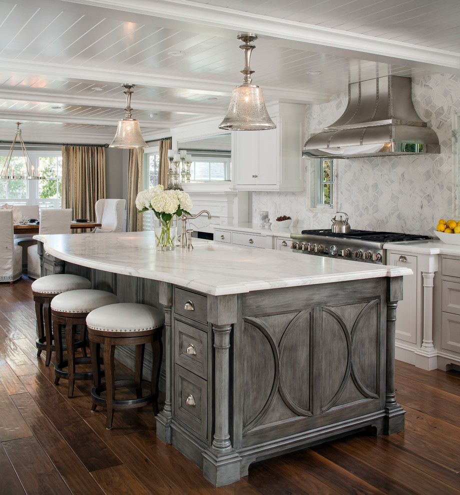 Bild på ett stort maritimt kök, med en rustik diskho, luckor med infälld panel, grå skåp, marmorbänkskiva, grått stänkskydd, stänkskydd i stenkakel, rostfria vitvaror, mellanmörkt trägolv och en köksö