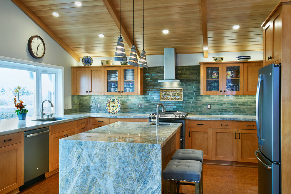 Foto på ett stort amerikanskt grå kök, med en undermonterad diskho, skåp i shakerstil, skåp i mellenmörkt trä, bänkskiva i kvartsit, grönt stänkskydd, stänkskydd i keramik, färgglada vitvaror, korkgolv, en köksö och brunt golv
