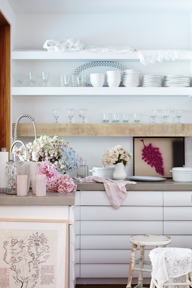 Kleine Shabby-Look Küche mit offenen Schränken, weißen Schränken und Küchenrückwand in Weiß in Los Angeles