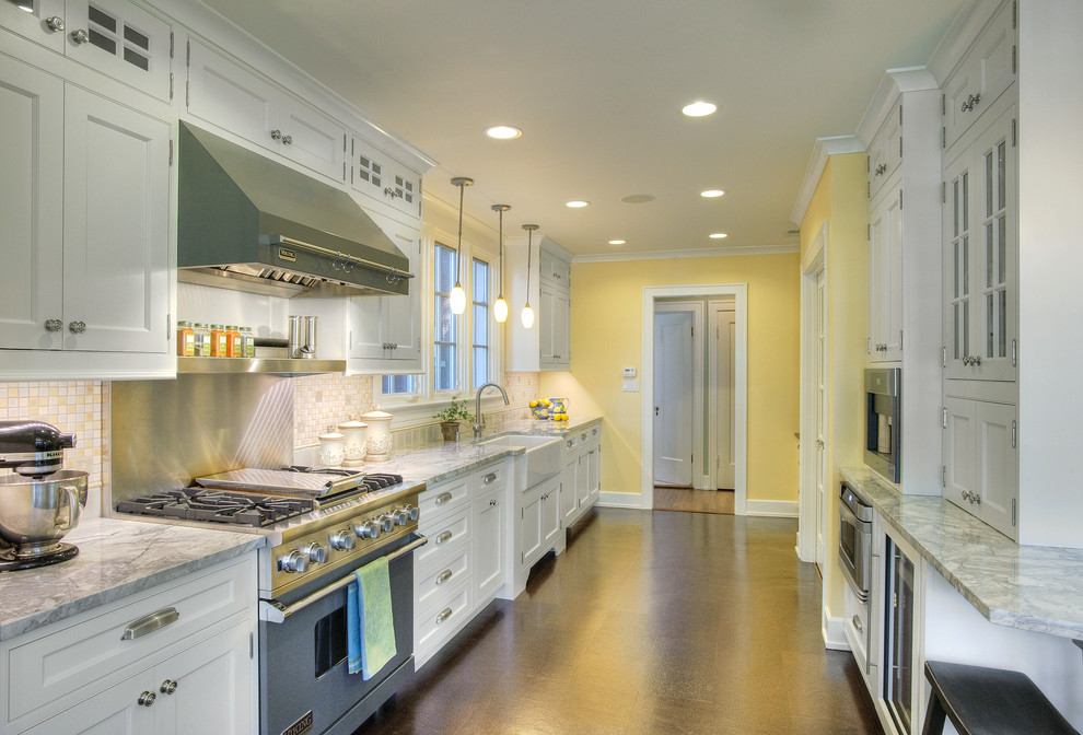 На фото: отдельная, параллельная кухня в классическом стиле с с полувстраиваемой мойкой (с передним бортиком), фасадами с декоративным кантом, белыми фасадами, фартуком из плитки мозаики и цветной техникой