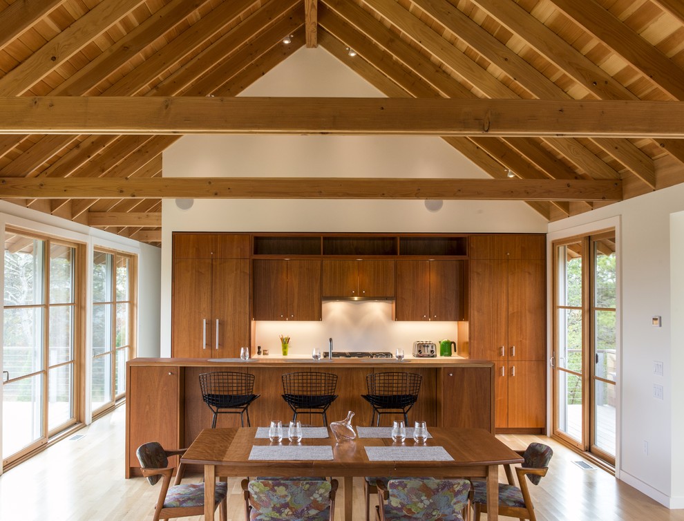 Immagine di una cucina rustica di medie dimensioni con ante lisce, ante in legno bruno, elettrodomestici da incasso, parquet chiaro e pavimento beige