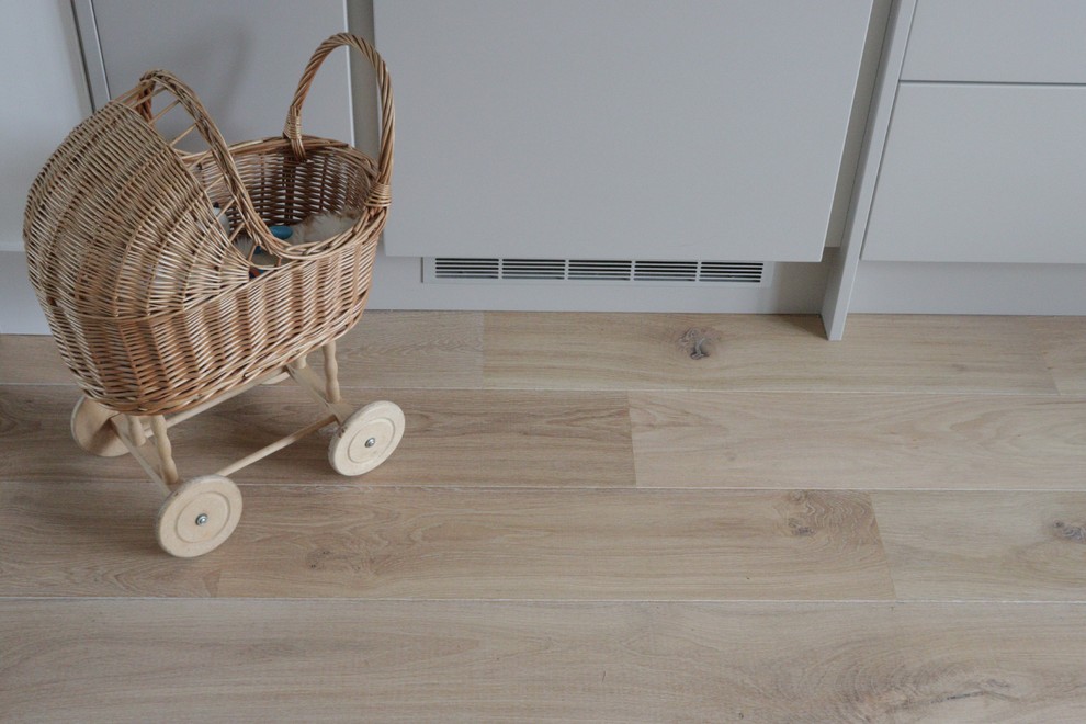 Foto de cocina nórdica con suelo de madera clara