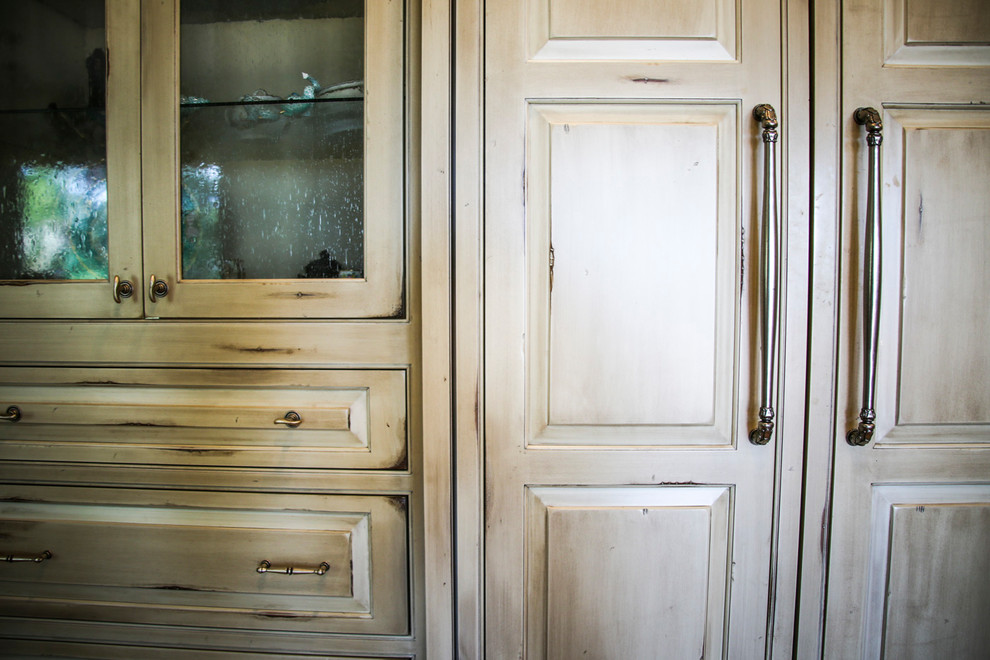 Foto på ett mellanstort rustikt flerfärgad kök, med en nedsänkt diskho, luckor med upphöjd panel, skåp i slitet trä, marmorbänkskiva, beige stänkskydd, stänkskydd i mosaik, rostfria vitvaror, plywoodgolv och brunt golv