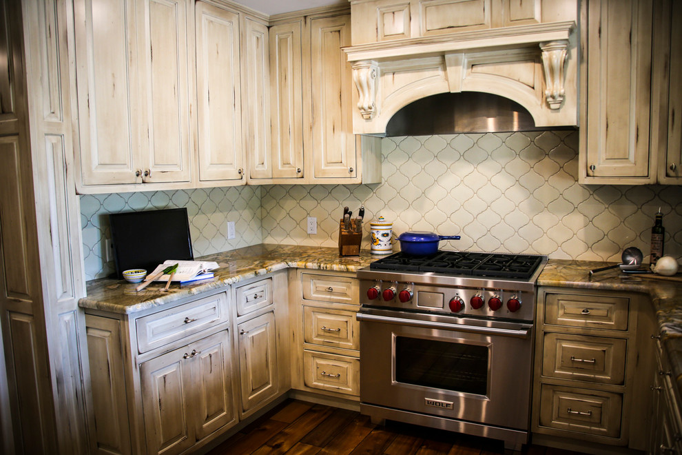 Inredning av ett rustikt mellanstort flerfärgad flerfärgat kök, med en nedsänkt diskho, luckor med upphöjd panel, skåp i slitet trä, marmorbänkskiva, beige stänkskydd, stänkskydd i mosaik, rostfria vitvaror, plywoodgolv och brunt golv