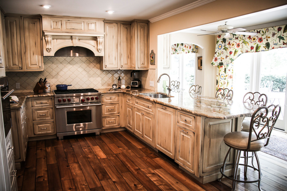 Idéer för ett mellanstort rustikt flerfärgad kök, med en nedsänkt diskho, luckor med upphöjd panel, skåp i slitet trä, marmorbänkskiva, beige stänkskydd, stänkskydd i mosaik, rostfria vitvaror, plywoodgolv och brunt golv