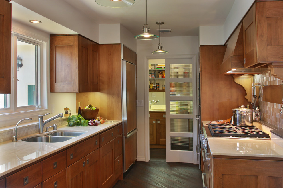 Geschlossene, Mittelgroße Moderne Küche mit Doppelwaschbecken, Schrankfronten im Shaker-Stil, hellbraunen Holzschränken, Marmor-Arbeitsplatte, Rückwand aus Metallfliesen und dunklem Holzboden in San Diego