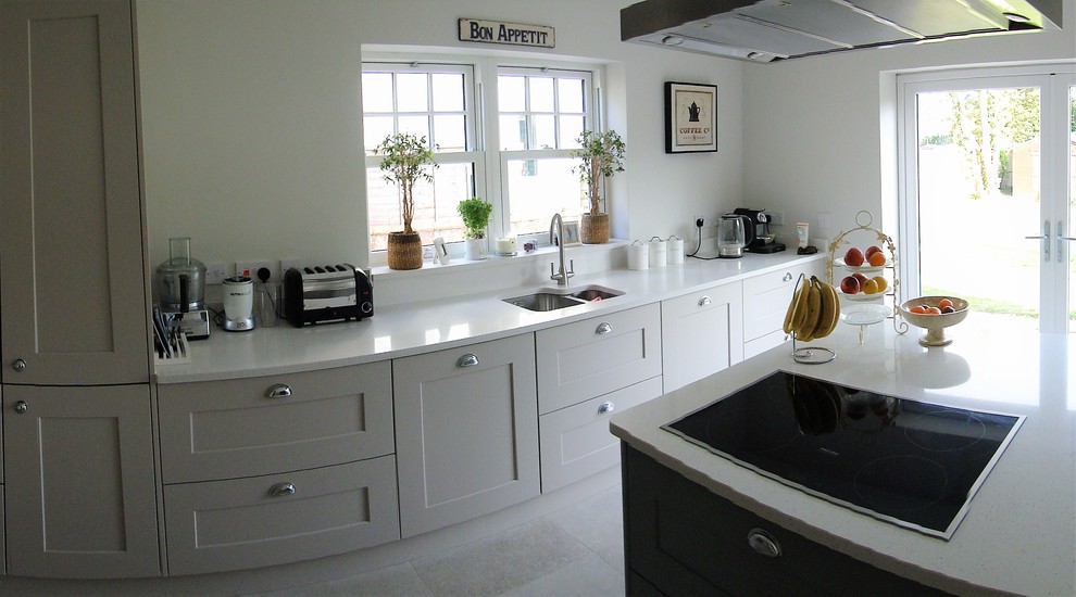 Foto di una grande cucina minimal con lavello sottopiano, ante in stile shaker, ante beige, top in quarzite, elettrodomestici in acciaio inossidabile e pavimento in gres porcellanato