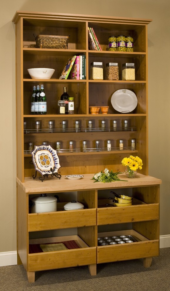 Idée de décoration pour une cuisine champêtre en bois brun de taille moyenne avec un placard sans porte, moquette et un sol marron.