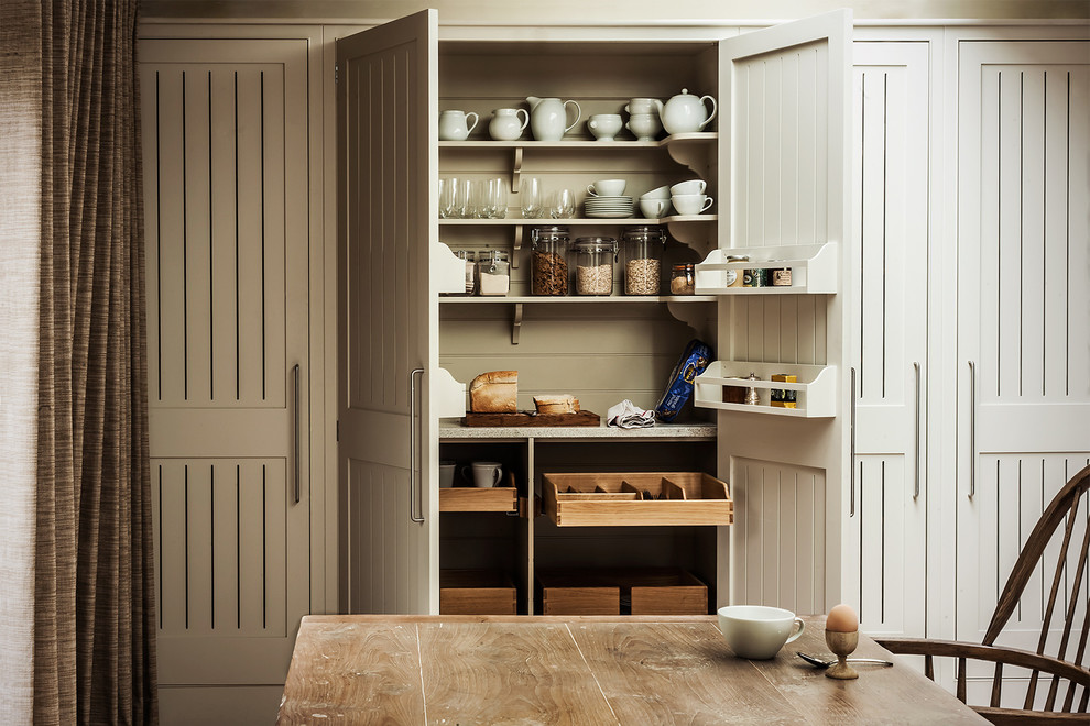 Ejemplo de cocina de estilo de casa de campo con despensa y puertas de armario beige