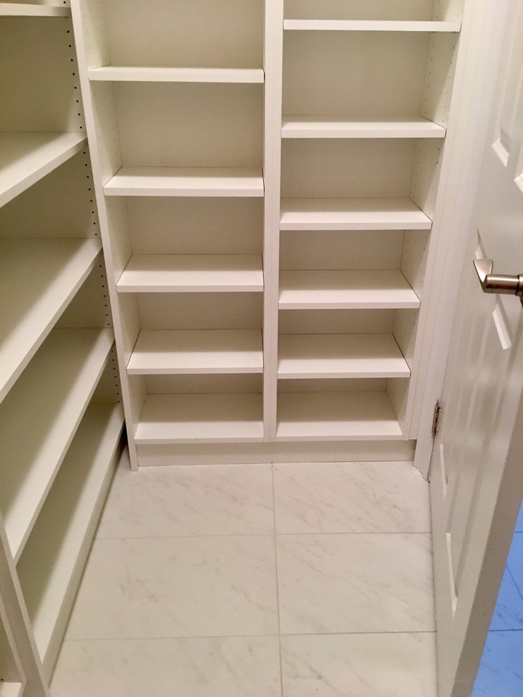 Ejemplo de cocina minimalista con despensa, armarios abiertos y puertas de armario blancas